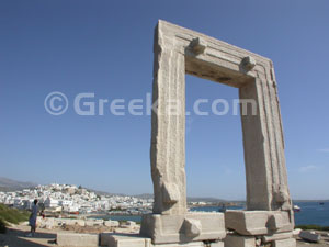 Man muss den Eingang der Kirche ??n Gott Apollon besichtigen, die im sechsten Jahrhundert gebaut wurde. Man muss auch die zwei nicht vollendeten Statuen ??n jungen Männern i? Apollon-Dorf bewundern, wie auch den ?empel ??n der Göttin Dimitra. Naxos ist