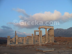 Man muss den Eingang der Kirche ??n Gott Apollon besichtigen, die im sechsten Jahrhundert gebaut wurde. Man muss auch die zwei nicht vollendeten Statuen ??n jungen Männern i? Apollon-Dorf bewundern, wie auch den ?empel ??n der Göttin Dimitra. Naxos ist